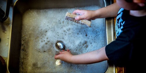 ¿Por qué en Japón los niños limpian los baños de las escuelas?