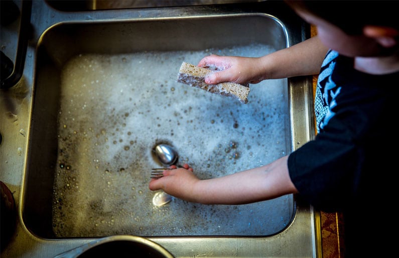 ¿Por qué en Japón los niños limpian los baños de las escuelas?
