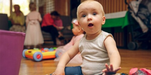 ¿Debería preocuparme si mi hijo juega solo?