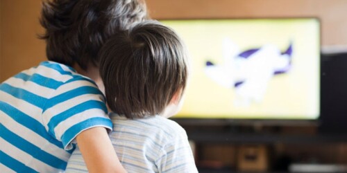 Los niños mexicanos pasan casi 5 horas diarias a la televisión