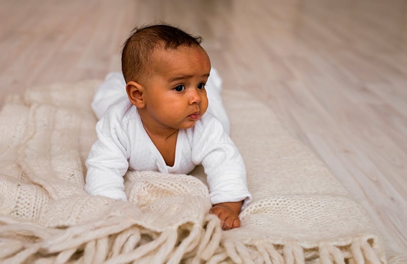 bebe haciendo tummy time