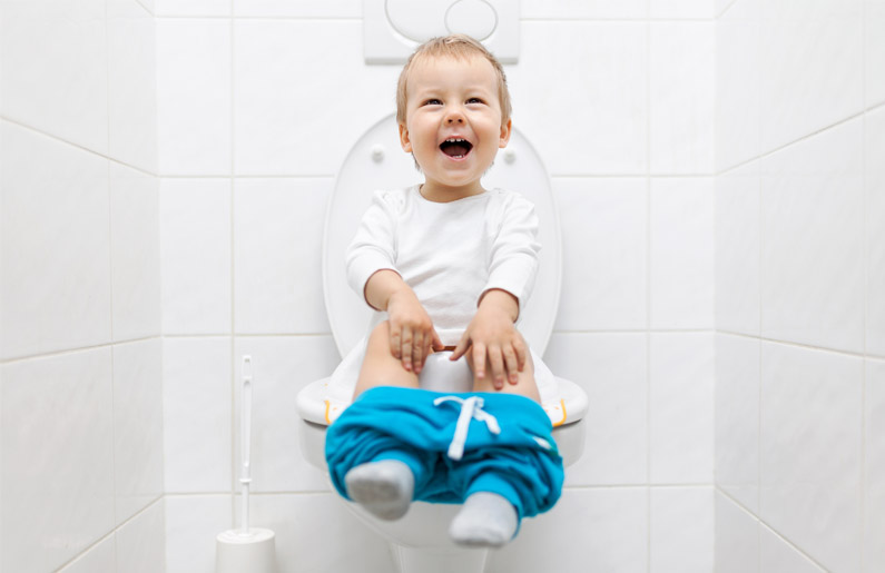 ¿Hasta qué edad puedo entrar con mi hijo al baño de mujeres?