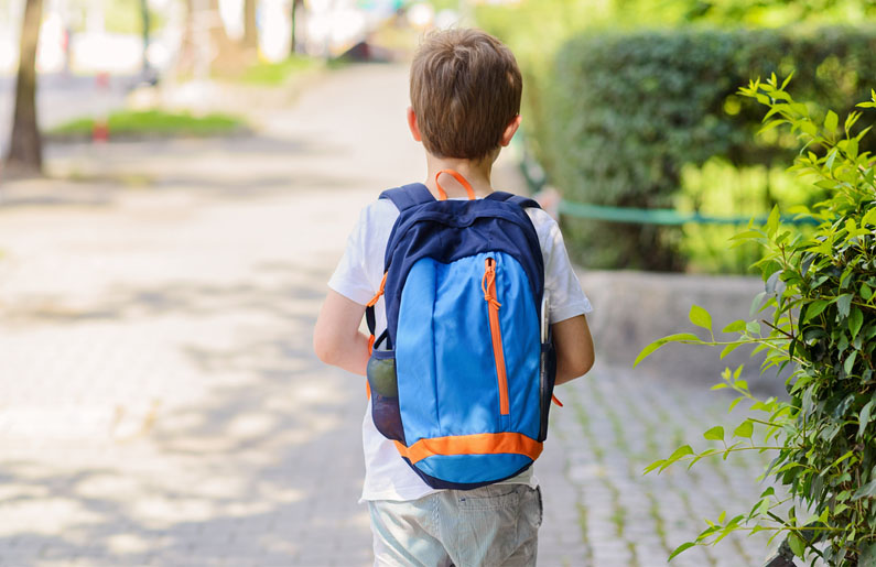 que-dano-le-causa-a-tu-hijo-no-usar-la-mochila-correcta