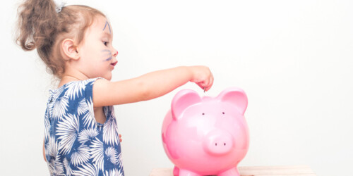 ¿Cómo enseñarle a tus hijos a gastar y ahorrar?