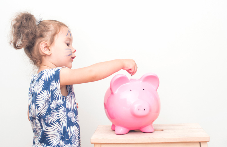 ¿Cómo enseñarle a tus hijos a gastar y ahorrar?