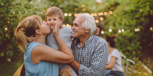 ¿Qué hago si mi hijo no quiere saludar de beso?