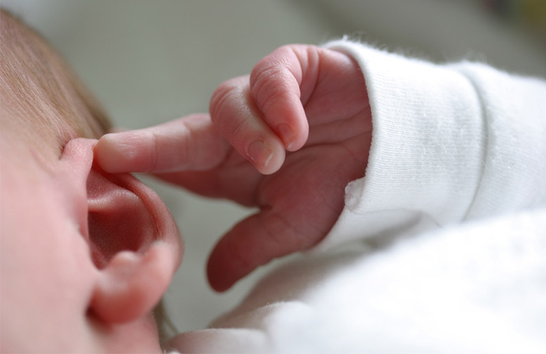 Cuida los oídos y ojos del bebé