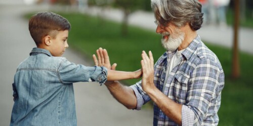 ¿Se vale ser amigo de mi hijo?