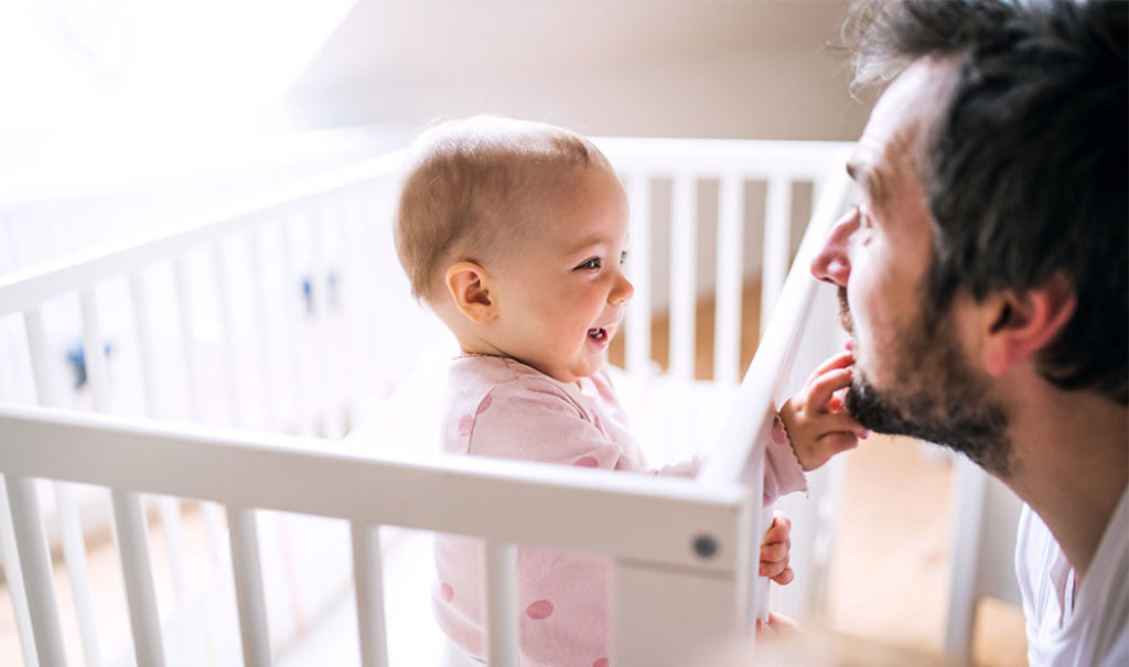 A esta edad los bebés distinguen la risa de sus papás