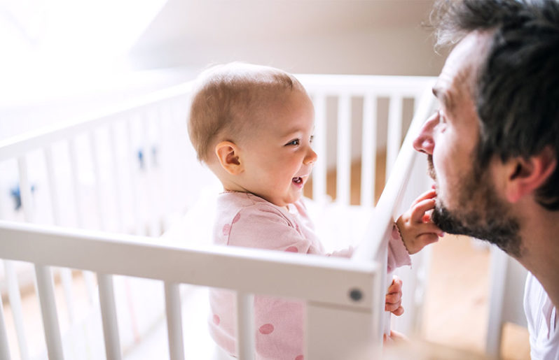 A esta edad los bebés distinguen la risa de sus papás