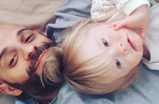 Hombre adopta a niña con Síndrome de Down que fue rechaza 20 veces