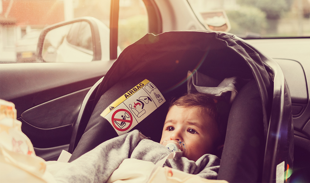 Si tu bebé no se duerme si no mueves el carrito, este gadget lo mece por
