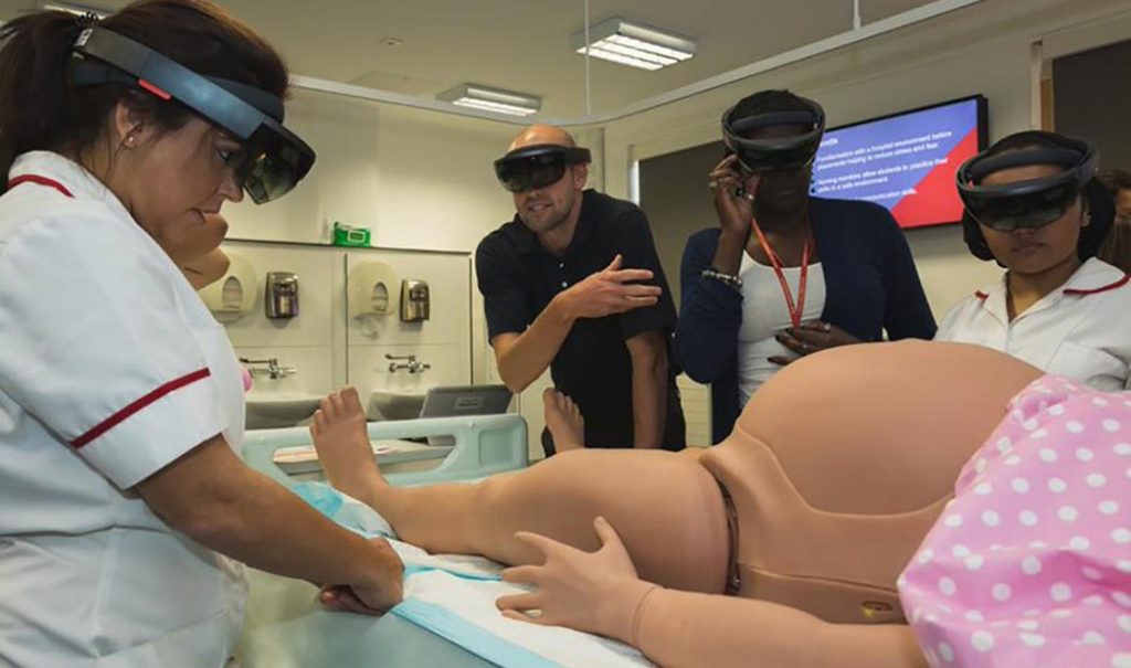 Estudiantes de obstetricia atienden partos con realidad virtual y aumentada