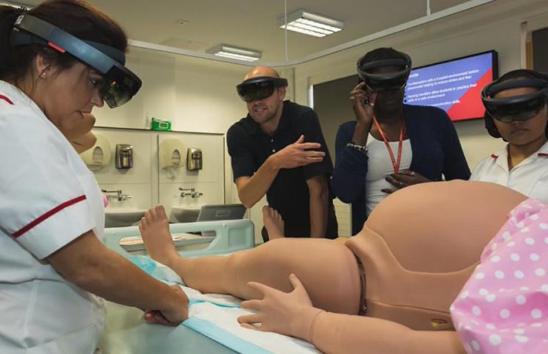 Estudiantes de obstetricia atienden partos con realidad virtual y aumentada