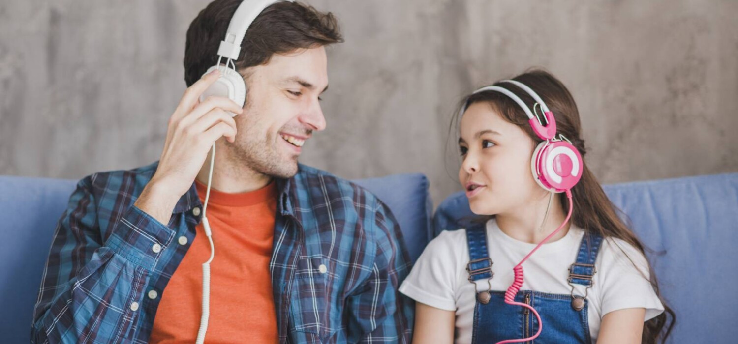 papa escuchando musica con su hija