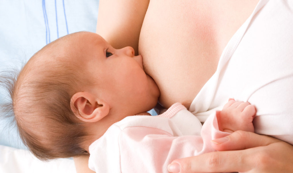¿Cómo puedo saber si mi bebé con lactancia materna exclusiva está bien alimentado?