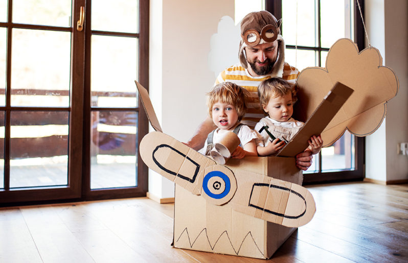 El 60% de los padres juegan menos de dos horas a la semana con sus hijos