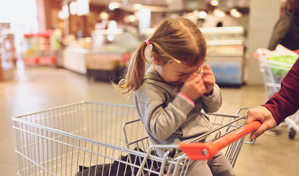 ¿Qué hacer si tu hijo te hace un berrinche en la juguetería?