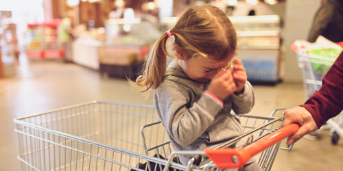 ¿Qué hacer si tu hijo te hace un berrinche en la juguetería?