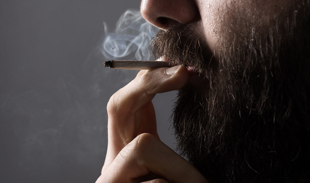 ¿Corre riesgo un bebé si el papá fuma marihuana?