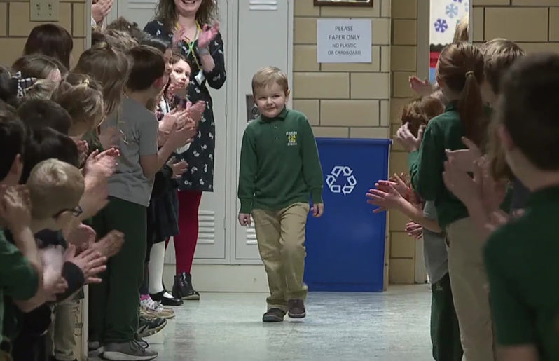 Niño es ovacionado en su escuela por sobrevivir al cáncer