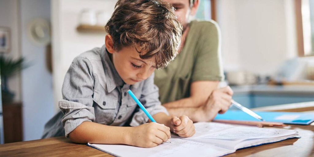 niño haciendo tarea