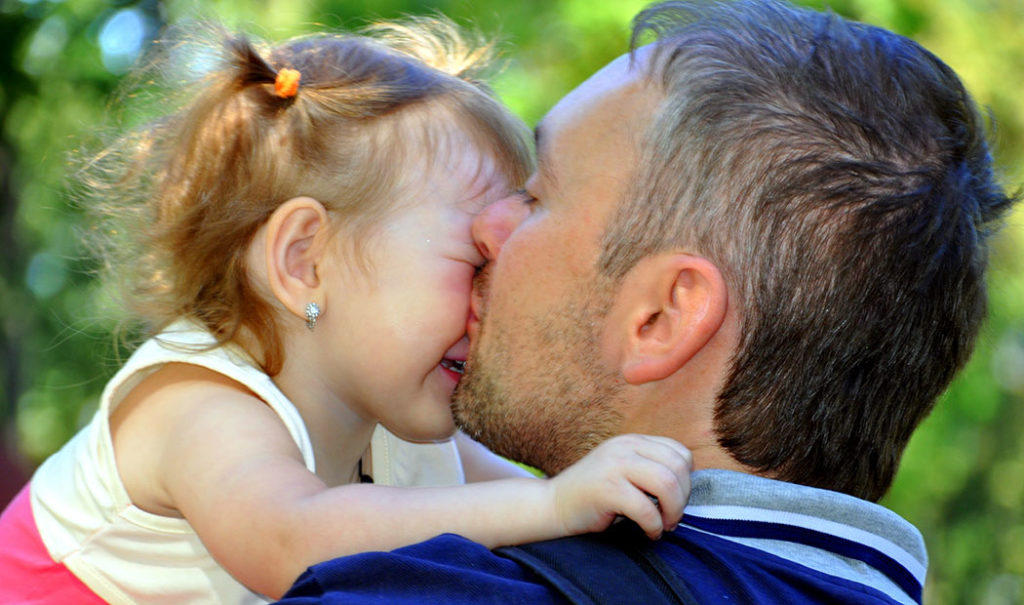 Afecto forzado: obligar a tu hijo a dar besos los hace vulnerables