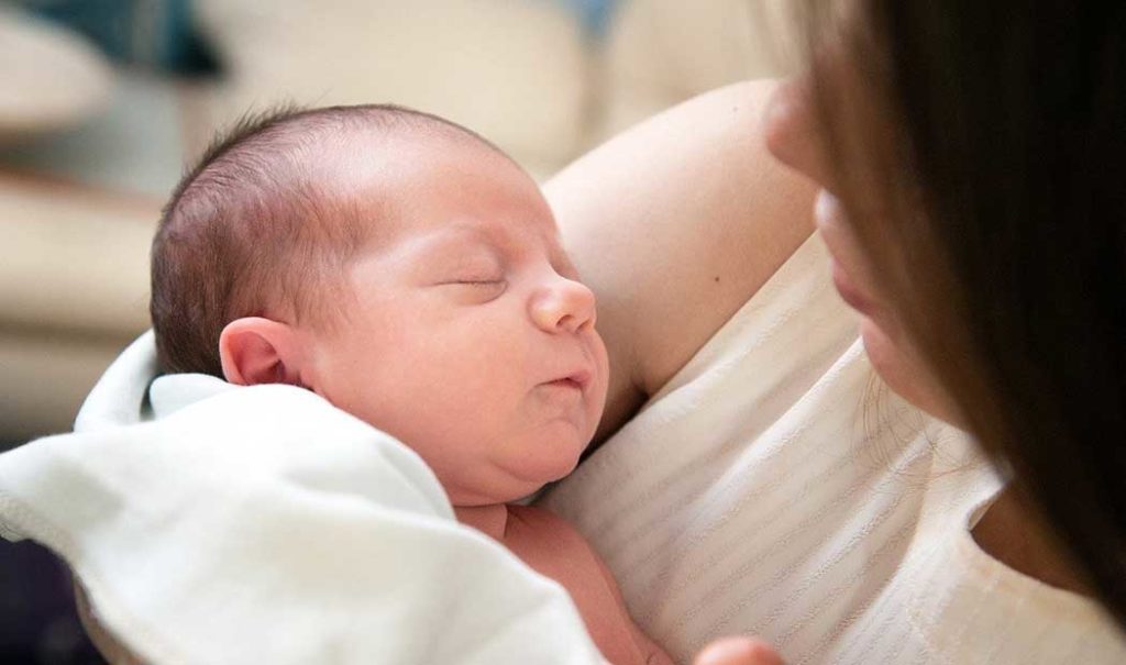 OMS afirma que ante Coronavirus, madres y bebés deben permanecer juntos