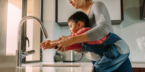 ¿Qué hago si a mi hijo no le gusta lavarse las manos?