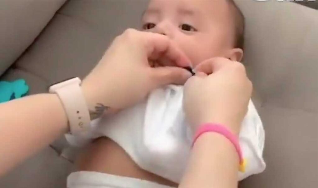 El famoso truco de mamá para cambiar el pañal sin que el bebé se mueva