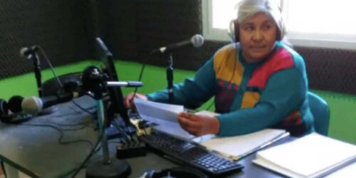Maestra reconocida por usar radio comunitaria para dar clases a alumnos sin internet