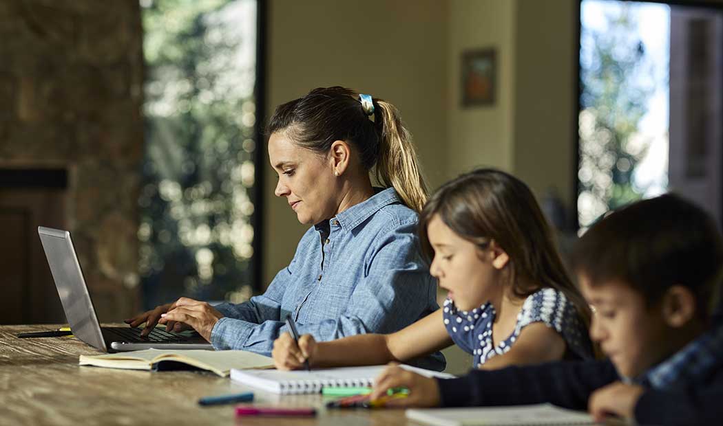 Ser mamá y trabajar desde casa ¡sin morir en el intento! - Manapro  Consultores