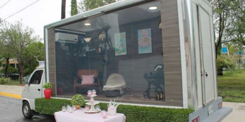 Mexicanos crean cabinas transparentes para presentar a bebés durante pandemia