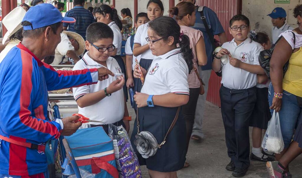 ¿Prohibirán venta de comida chatarra a niños en CDMX?