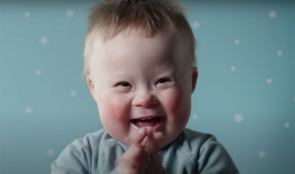 Por primera vez dos bebés con Síndrome de Down protagonizan anuncio de toallitas