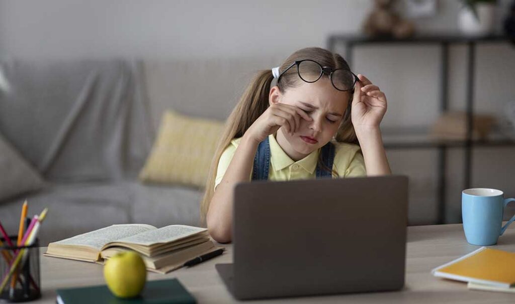 Las clases en línea incrementan el ojo seco en niños