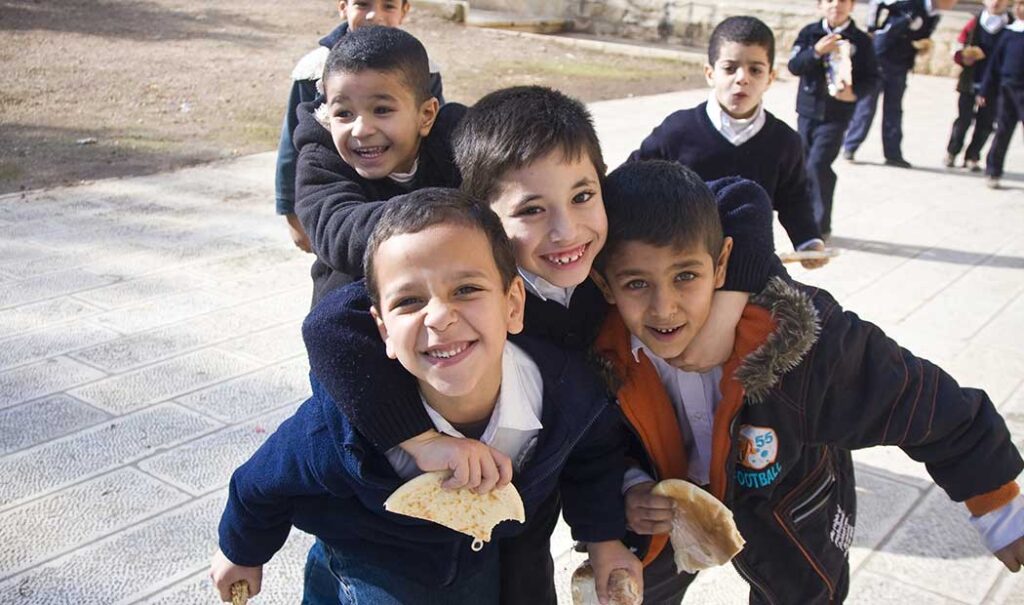 Los niños regresarían a clases antes que las niñas en este país