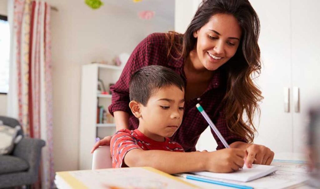 Razones por las que un niño debe escribir a mano incluso en una educación digital