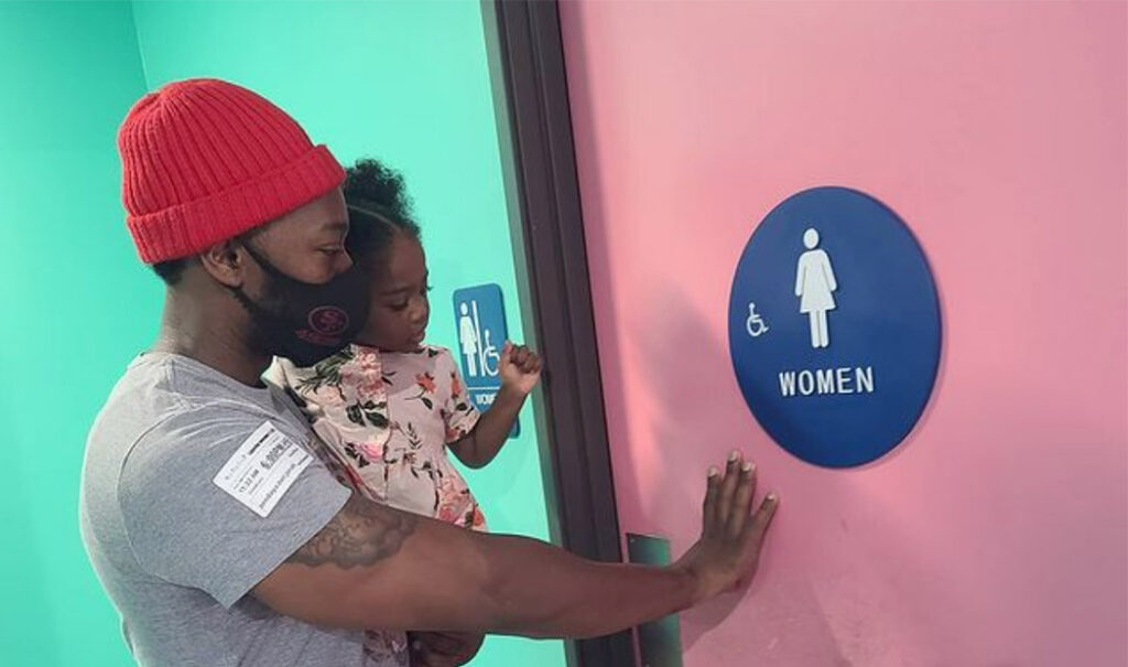 El papá que se hizo viral por llevar a su hija al baño de mujeres