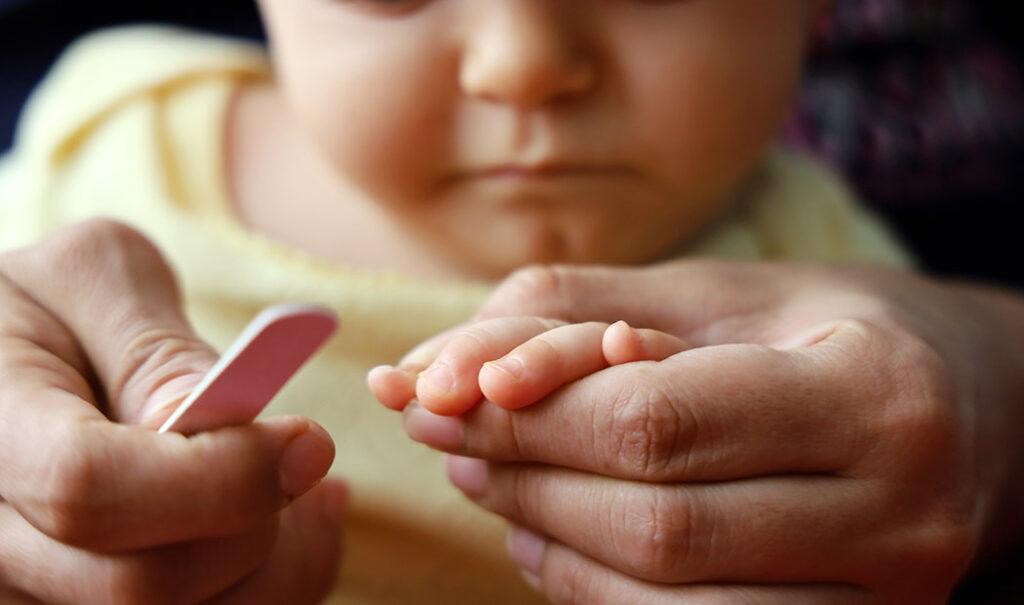 Mujer es criticada por limarle las uñas a su bebé
