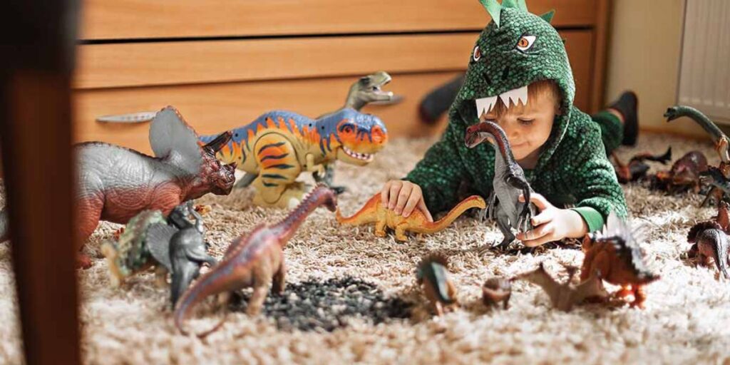 niños jugando con dinosaurios