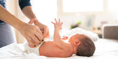 ¿Por qué mi bebé hace popó con sangre?