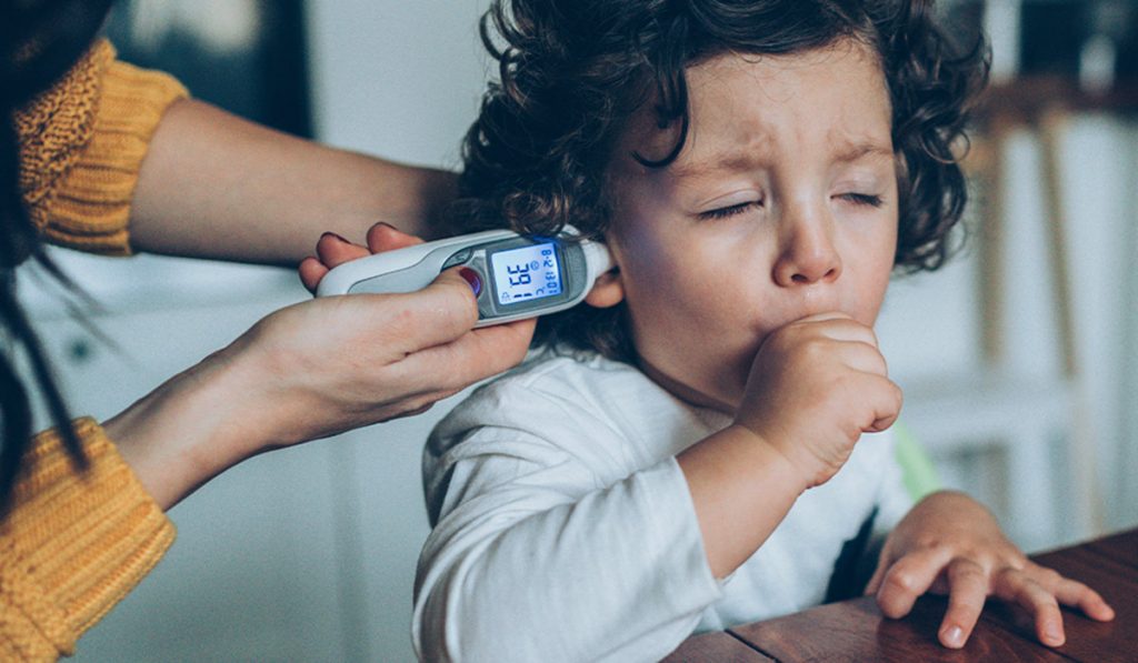 ¿Cómo sé que tengo que ir al doctor por la fiebre de mi bebé?