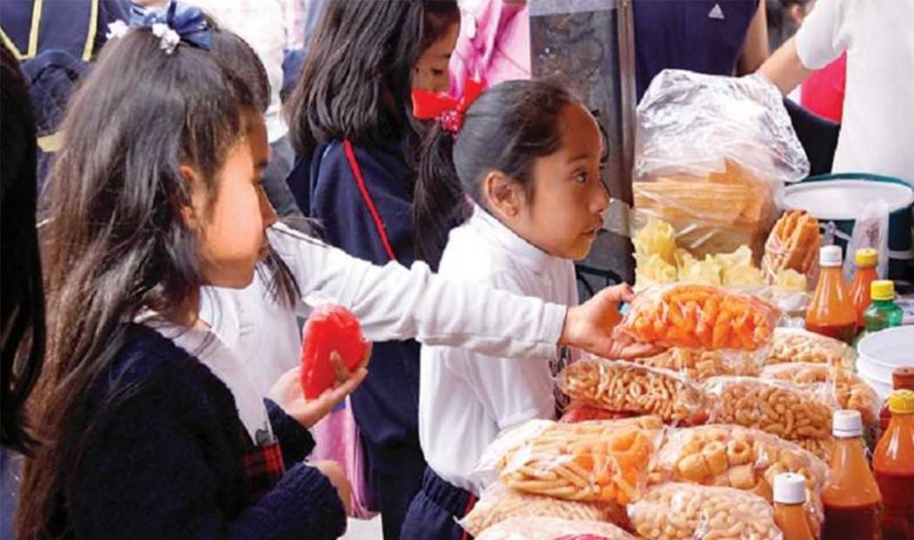 Prohibida la comida chatarra en las escuelas y los alrededores
