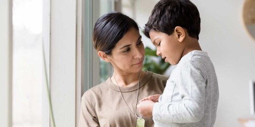 ¿Cómo explicarle a tu hijo las crisis sociales o de violencia?