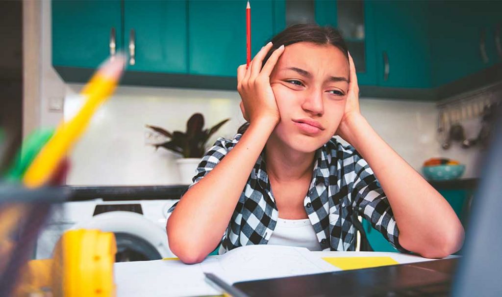 ¿Cómo motivar a tu hijo si ya se aburrió de las clases en línea?