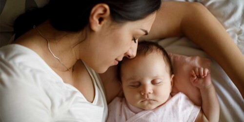 Estudio afirma que mamás solteras duermen más que las que tienen pareja