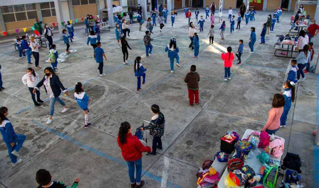 Autoridades afirman que el regreso a clases presencial será en agosto pese a  aumento de contagios