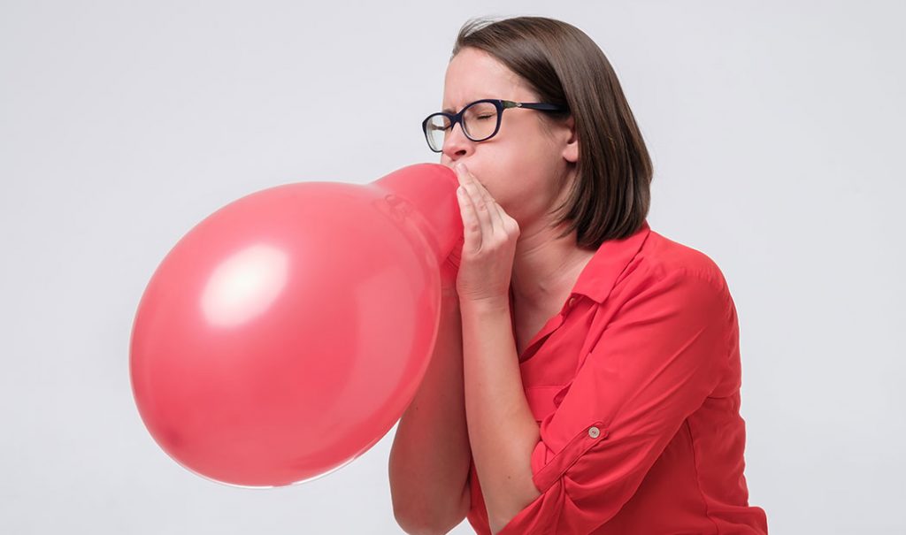 La SEP recomienda a docentes que inflen y compartan globos como actividad de reintegración