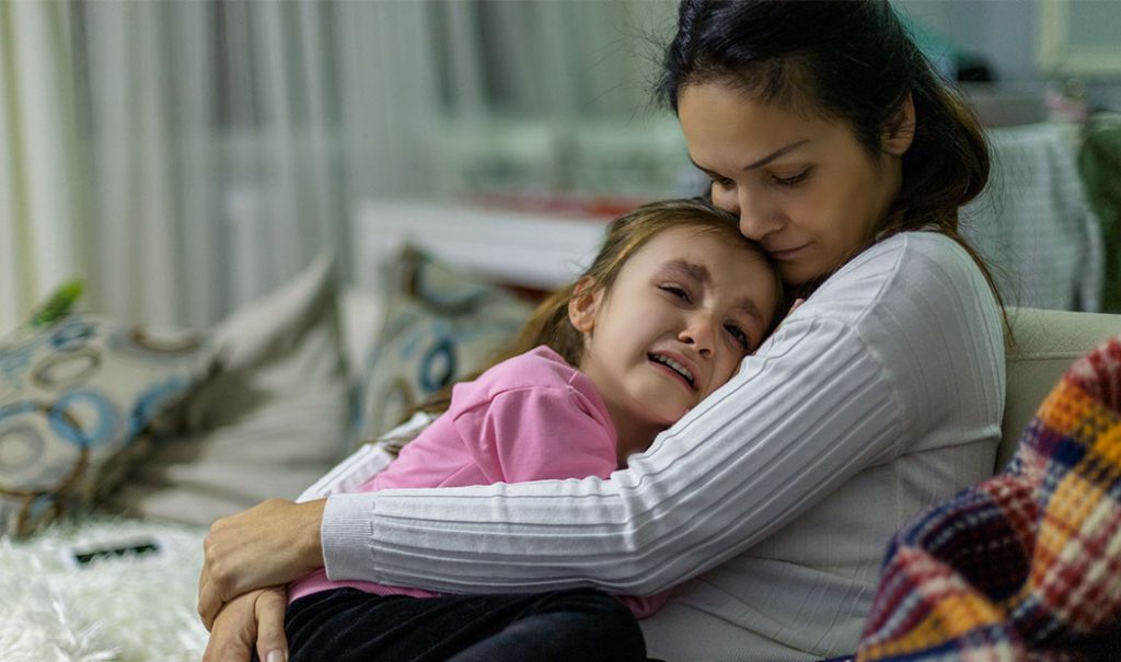 Por qué debes abrazar a tu hijo cuando se está portando mal